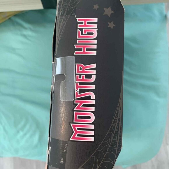 2025 Monster High Cleo De Nile Reel Drama Fashion Doll *IN HAND* some box damage - Picture 2 of 3